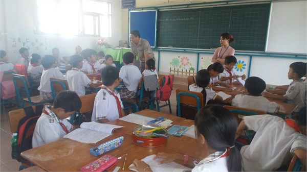 vào lớp sinh hoat voi cac em HS.jpg